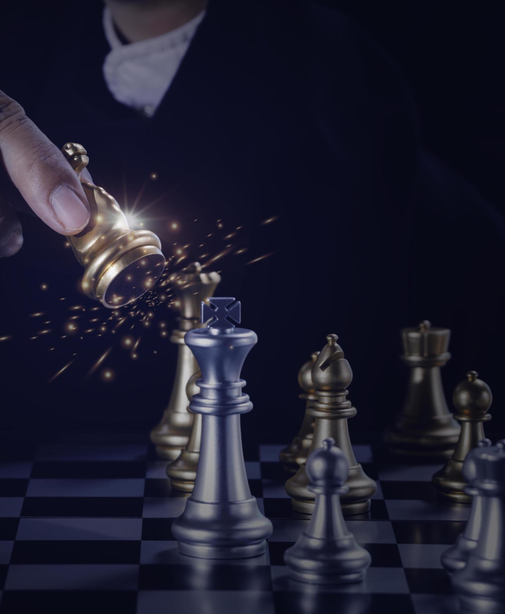 7869012-mao-empresario-movendo-o-cavaleiro-de-ouro-xadrez-lutando-cavaleiro-de-prata-com-faiscas-de-fogo-no-tabuleiro-para-com-sucesso-na-competicao-gerenciamento-ou-lideranca-conceito-de-estrategia-e-trabalho-em-.jpg